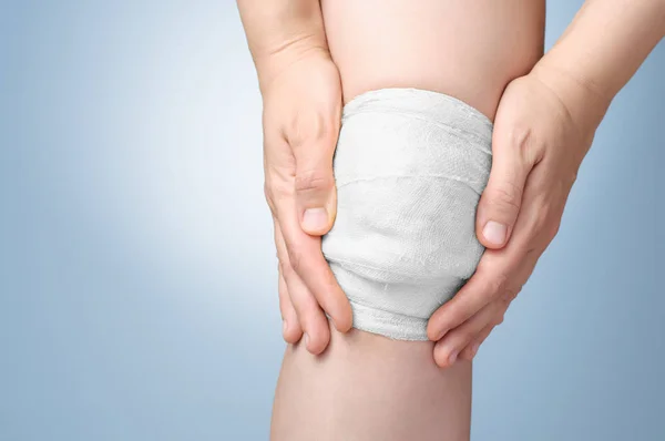 Rannych kolana z bandażem — Zdjęcie stockowe