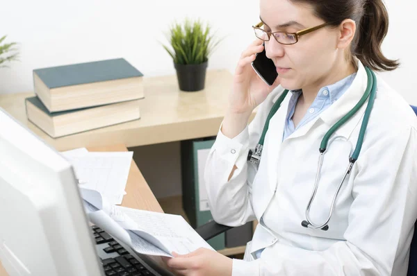 Ritratto di un medico che parla su smartphone — Foto Stock