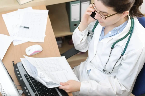 Portrait of a doctor talking on smartphone — Stock Photo, Image