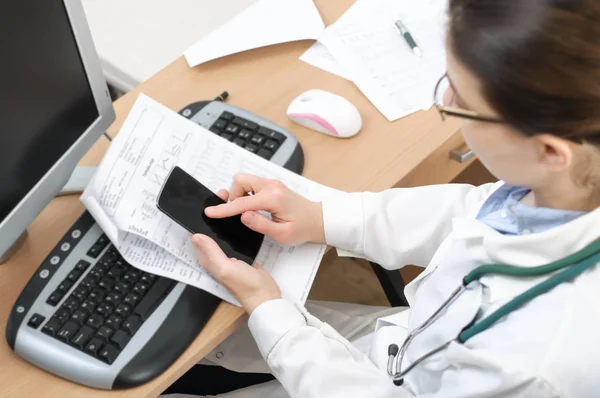 Portrait of a doctor using smartphone — Stock Photo, Image