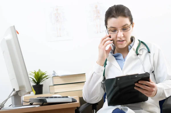 Retrato de um médico falando no smartphone — Fotografia de Stock