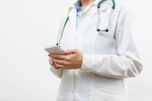 Une femme médecin textos sur smartphone — Photo