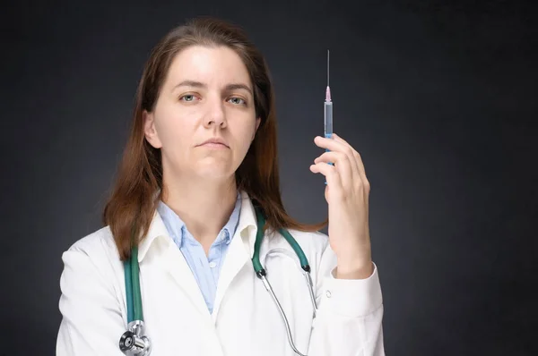 Medico femminile con siringa — Foto Stock