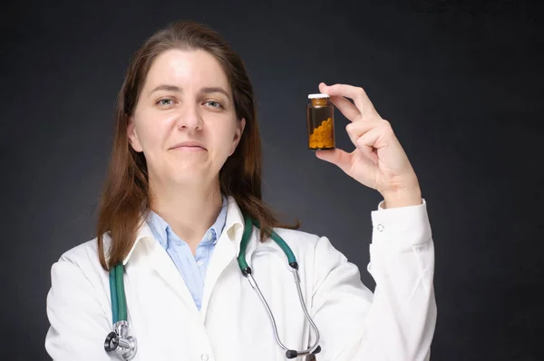 Médico segurando uma garrafa de medicamento — Fotografia de Stock