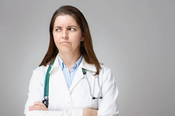 Femme en colère médecin — Photo