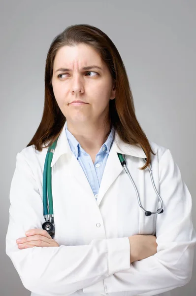 Θυμωμένος γυναίκα γιατρό — Φωτογραφία Αρχείου