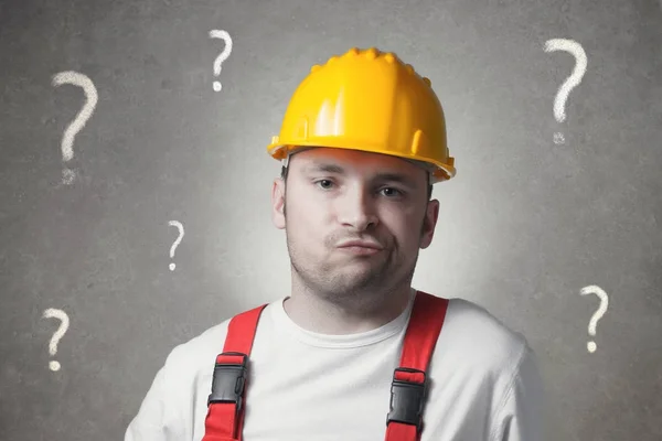 Confused young worker — Stock Photo, Image