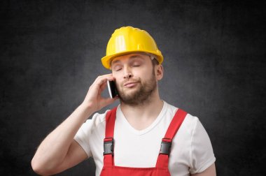 Smartphone kullanarak inşaat işçisi