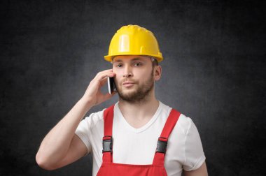 Smartphone kullanarak inşaat işçisi