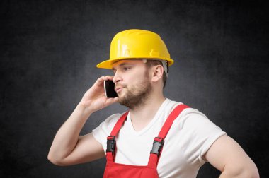 Smartphone kullanarak inşaat işçisi