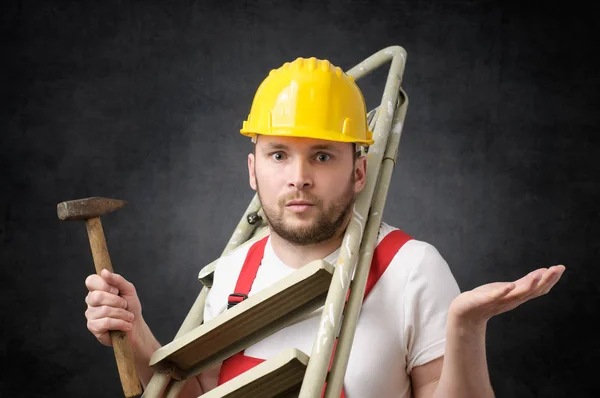 Trabajador torpe con herramientas — Foto de Stock