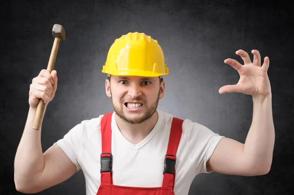 Bygningsarbeider med hammer – stockfoto