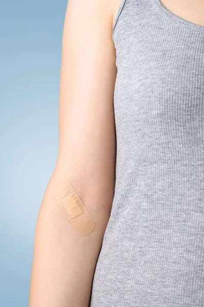 Plaster on female arm — Stock Photo, Image