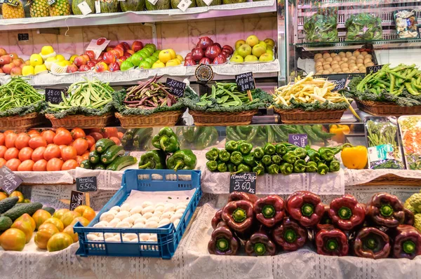 Φρούτα και λαχανικά στην αγορά — Φωτογραφία Αρχείου