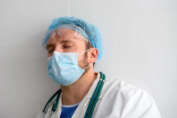 Médico exhausto con ojos cerrados en mascarilla facial —  Fotos de Stock