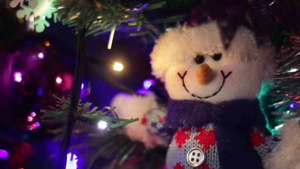 Muñeco de nieve de Navidad en el árbol — Vídeo de stock