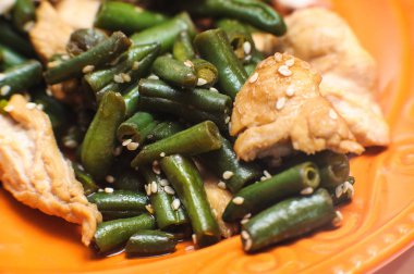 yeşil fasulye ile kızarmış tavuk