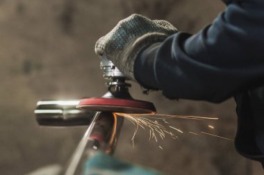 Paslanmaz borunun el öğütücü iş akışı oluşturma yakın görünümü