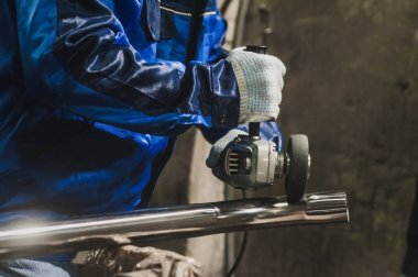 Paslanmaz borunun el öğütücü iş akışı oluşturma yakın görünümü