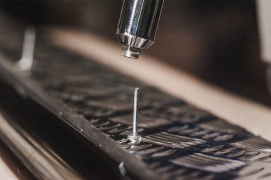 Metal parçaların matkap tornavida iş akışı oluşturma yakın görünümü