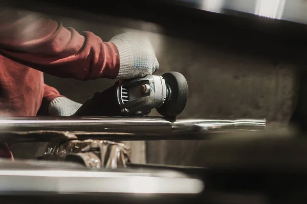 Paslanmaz borunun el öğütücü iş akışı oluşturma yakın görünümü