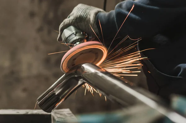 Paslanmaz borunun el öğütücü iş akışı oluşturma yakın görünümü