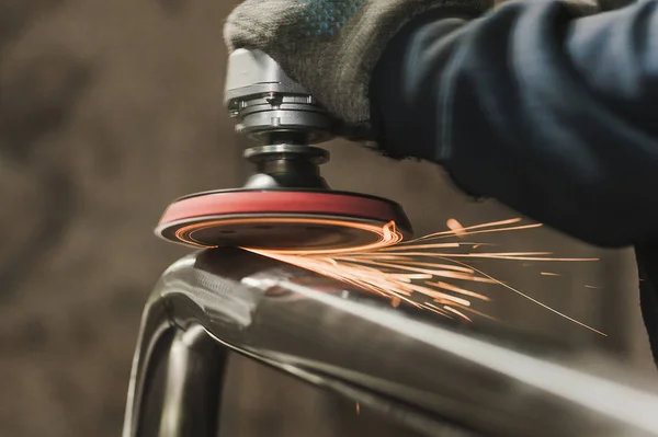 Paslanmaz borunun el öğütücü iş akışı oluşturma yakın görünümü