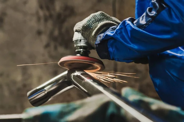 Paslanmaz borunun el öğütücü iş akışı oluşturma yakın görünümü