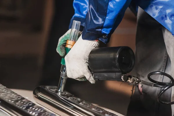 Metal parçaların matkap tornavida iş akışı oluşturma yakın görünümü