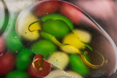 parlak renkli noktalar ve damla