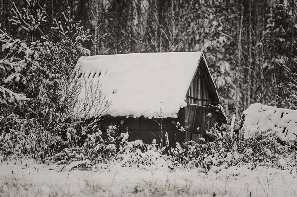 Oud huis in de sneeuw — Stockfoto