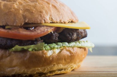 Bir burger tedarik gemide işçiliği