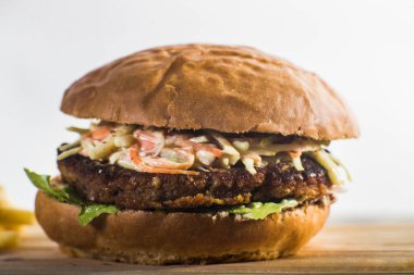 bir burger patates kızartması ile gemide işçiliği