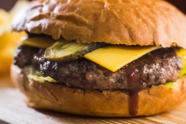 bir burger patates kızartması ile gemide işçiliği