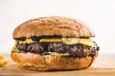 bir burger patates kızartması ile gemide işçiliği