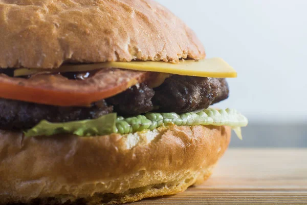 Χειροτεχνίας ένα burger στον πίνακα προσφοράς — Φωτογραφία Αρχείου