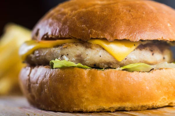 Crafting burger na płycie z frytkami — Zdjęcie stockowe