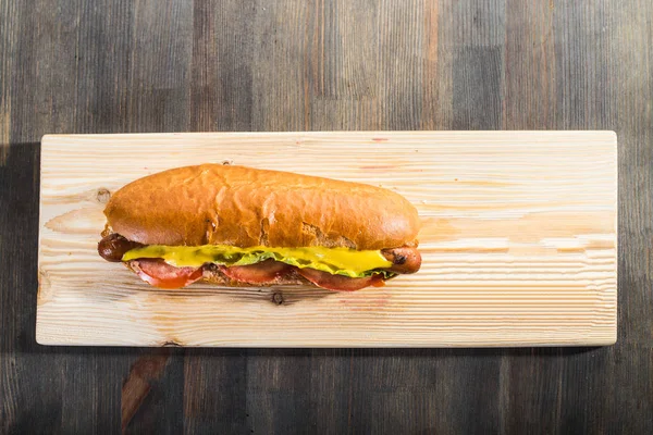 Χειροτεχνίας hotdog στον πίνακα προσφοράς — Φωτογραφία Αρχείου