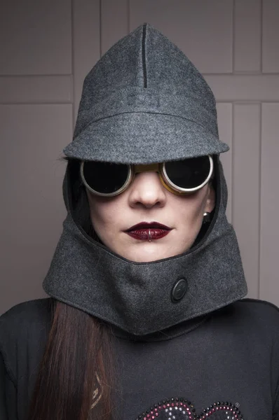 piercing ile steampunk kadın portre ve koyu gözlük 