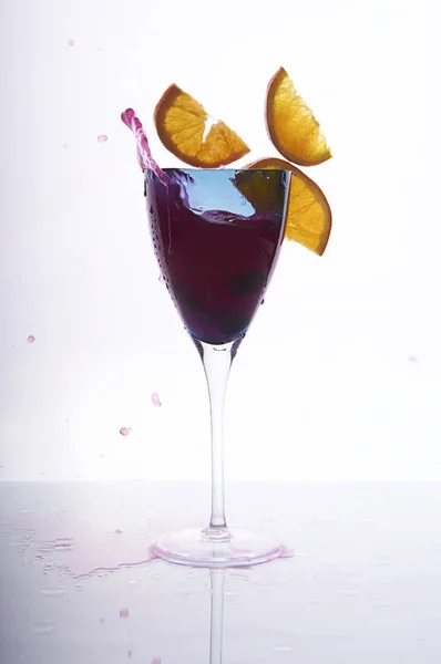 Wine Cocktail Blue Glass Decorated Oranges Splashing Red Liquid Wine — Stock Photo, Image