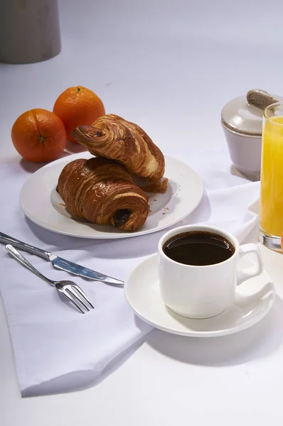 Verse Croissants Jus Orange Koffie Sinaasappelen Continentaal Ontbijt Witte Tafel — Stockfoto