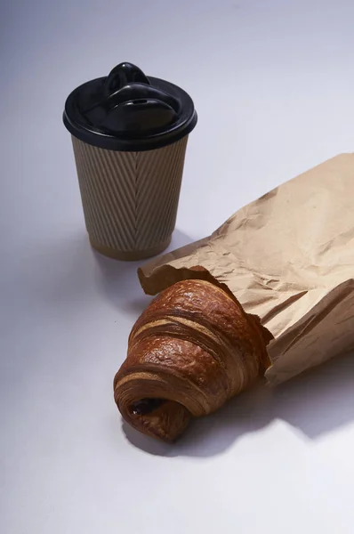 Kahve ve kruvasan beyaz rustik kağıt çanta