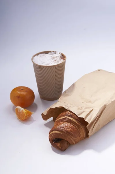 Kahve ve kruvasan beyaz rustik kağıt çanta