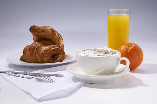 Taze Kruvasanlar Portakal Suyu Kahve Portakal Continental Kahvaltı Beyaz Masada Telifsiz Stok Imajlar