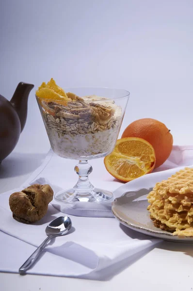sağlıklı kahvaltı beyaz. Yoğurt, incir, muz ve portakal ve waffle ile yulaf ezmesi