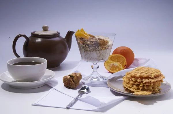 sağlıklı kahvaltı beyaz. Yoğurt, incir, muz ve portakal ve waffle ile yulaf ezmesi