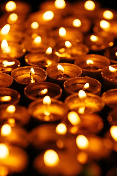 Velas. Las velas encendidas se cierran en la oscuridad - Concepto de paz —  Fotos de Stock