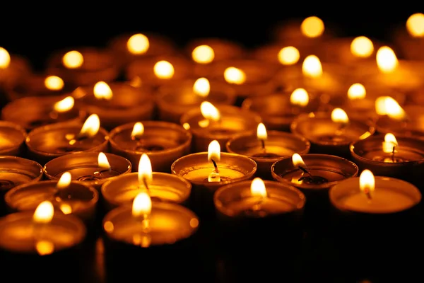 Velas. Velas amarillas en la oscuridad. Muchas velas encendidas - Concepto de paz . —  Fotos de Stock