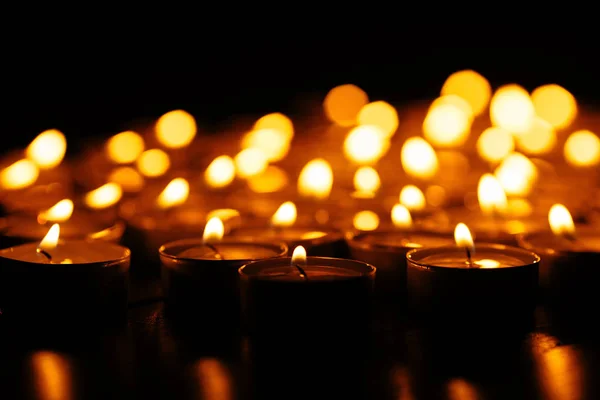 Quemando velas. Muchas velas se encienden en la oscuridad - Concepto de paz . —  Fotos de Stock