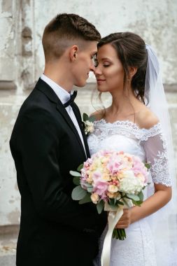 Düğün günü. Güzel gelin ve damat düğünlerinde romantik anları zevk.